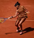Spectacol total la Paris: Naomi Osaka a intrat pe teren în corset haute couture și a continuat meciul într-un echipament cu paiete aurii
