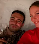Serenay Sarıkaya și Mert Demir, dans romantic sub privirile tuturor! Gesturile cu care artistul își răsfață partenera în fiecare dimineață