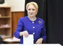 Cum s-au îmbrăcat la vot candidații la alegerile prezidențiale și partenerii lor de viață. Și la capitolul stil, unii au fost învinși și alții învingători