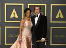 Brad Pitt, sărut pătimaș cu actrița care i-a înmânat Premiul Oscar pentru cel mai bun actor în rol secundar. Fotografiile vorbesc de la sine!