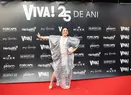 Alina Șerban, apariție excentrică la petrecerea VIVA! A purtat o rochie cu umeri supradimensionați și un accesoriu inedit la gât