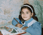 O recunoști? Cine este fetița cu ochii verzi și uniformă școlară? Astăzi cucerește publicul cu vocea ei