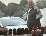 La 80 de ani și cu două coaste fisurate, Rică Răducanu servește turiștii la mese: „A fost foame rău pe Litoral!”