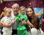 A locuit în vile de lux în America și Snagov, dar stai să vezi cum arată casa din Dubai în care trăiește azi Reghe alături de Corina, Liam și Landon. Diferența e colosală!