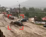 Tânără luată de ape de pe un trotuar din Buşteni. Imagini de coşmar după ruperea de nori