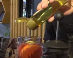 Băutura care a devenit o experienţă de lux în cafenele. O cutie poate costa 800 de lei