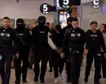 Momentul în care criminalul Valentinei e adus în țară și escortat de mascați pe Otopeni. Va fi dus în Vâlcea