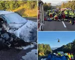O familie cu 3 copii, captivă în mașina cuprinsă de flăcări după un accident. Oamenii au stat să privească