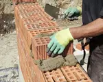 Un medic oncolog lucrează în construcții ca necalificat. Motivul paradoxal pentru care acesta nu poate profesa