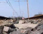 Tânără de 19 ani, acroşată de tren în Mangalia. Avea căștile în urechi și nu a auzit locomotiva