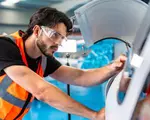 Industria care are nevoie disperată de angajaţi tineri. Nu ai nevoie de facultate pentru salarii cu şase cifre