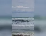 Valuri de 3 metri pe litoral şi steag roşu arborat. În ce staţiuni nu au voie să intre în mare turiştii