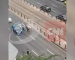 Tânăr în şort vs. 5 poliţişti din Bucureşti. Un agent cade pe spate, unul îşi pierde pistolul. VIDEO