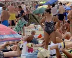 Cât costă o bere pe litoral, faţă de luna august. Preţul unui sejur a scăzut cu 30%