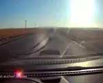 Momentul în care un copil cade dintr-o dubă în mers şi se rostogoleşte câţiva metri pe asfalt, în Tulcea