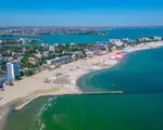 Stațiunea de pe litoral unde șezlongul este 25 de lei. Vacanța de vară s-a prelungit pentru unii turiști