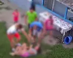 Adolescentă de 14 ani, bătută de o vecină chiar sub ochii tatălui în curtea casei din Iaşi