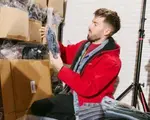 Și-a dat demisia ca să vândă haine second-hand din sufragerie. Câștigă mai mult decât atunci când era director