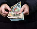 Apare o nouă bancnotă de 100 de lei. Anunțul BNR