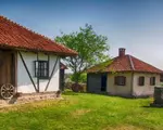 Satul uitat de lume în care 2 case se vând cu 29.000 de euro. În preţ intră şi terenul de 17.000 mp