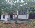 Satul în care o gospodărie cu 2 case se vinde la 15.800 €. Se află la 10 km de oraş