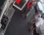 Momentul în care un bărbat îi fură portofelul unui pensionar, în plină zi, pe o stradă din București