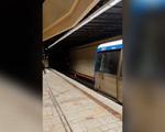Circulaţia metroului, oprită la Universitate. Un cablu a luat foc din cauza umidității