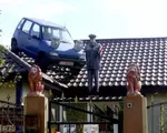 Satul în care un bărbat și-a sudat o caroserie de mașină pe casă. Inițial, avea nevoie de tablă pe acoperiş