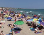 Stațiunea în care distracția pe plajă se poate termina cu amendă