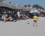 Plaja din România cu nisip fin unde un şezlong costă doar 25 de lei