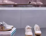 Isterie pe piața de lux din București. Brandul care vinde sneakerşi "murdari" la 700 de euro ajunge şi la noi