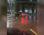 Momentul în care un tânăr face drifturi ca-n filme într-un sens giratoriu din Suceava. A plătit "spectacolul"