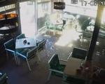 Momentul când anvelopa unei mașini de gunoi explodează și spulberă geamurile unui local din Târgu Jiu
