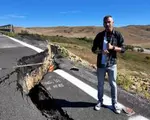 Cratere de peste un metru pe Autostrada A10. Una dintre gropi a "înghițit" balizele de semnalizare