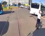 Momentul în care două tramvaie se ciocnesc în zona Obor din Capitală, în timp ce polițiștii dirijau traficul