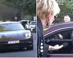 Angajat TVR, filmat cum vine cu Porsche-ul la serviciu. "Ai adus-o pe mama?"
