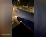 Momentul în care avionul de pasageri rămâne blocat pe DN1, sub un pod. Cum a fost scos de acolo