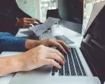 Industria de milioane de euro care schimbă regulile. Angajaţii pleacă din firme pentru salarii de 6 cifre