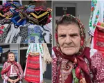 La 87 de ani, coase ii şi le vinde la piaţă. Povestea unei gorjence cu o pensie mică, dar cu o mare pasiune
