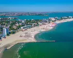 Stațiunea de pe litoral unde șezlongul este 25 de lei. Vacanța de vară s-a prelungit pentru unii turiști