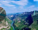 Cel mai înalt pod din lume este o adevărată bijuterie inginerească. Traversează un loc spectaculos denumit „fisura pământului”, are aproape 3 km lungime, 625 metri înălțime și a fost construit în doar 3 ani