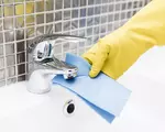 Trucul care te ajută să cureți bateria de la baie în câteva secunde. E natural și lasă suprafața strălucitoare