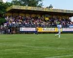 Comuna din România cu teren de fotbal ca-n Premier League. Gazon perfect și mii de oameni la meci