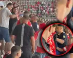 Scandal după golul lui Dawa în Dinamo – FCSB! Un copil, fan al roş-albaştrilor, evacuat de jandarmi din mijlocul fanilor dinamovişti. Video