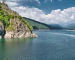 Ce se ascunde pe fundul lacului Vidraru. Puțini știu ce se află în adâncul celui mai mare baraj de beton din România