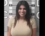 Ea este tânăra care a fost surprinsă zâmbind după ce a fost arestată de poliție. Ce i-ar fi făcut iubitul ei