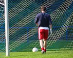 Scene halucinante la un meci de Liga a V-a. Un arbitru de 17 ani din Craiova a sunat la 112 de pe teren, după ce a fost lovit de jucători