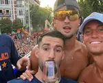 Ferran Torres și Marcos Llorente, surprinși în ipostaze tandre pe iaht în Ibiza. Controverse în rândul fanilor
