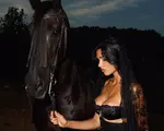 Călăreața apocalipsei! A șocat o țară întreagă cu fotografii nud
