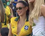 Iubita lui Neymar a arătat mai mult decât voia în timpul meciului Braziliei! Imaginea surprinsă în tribune